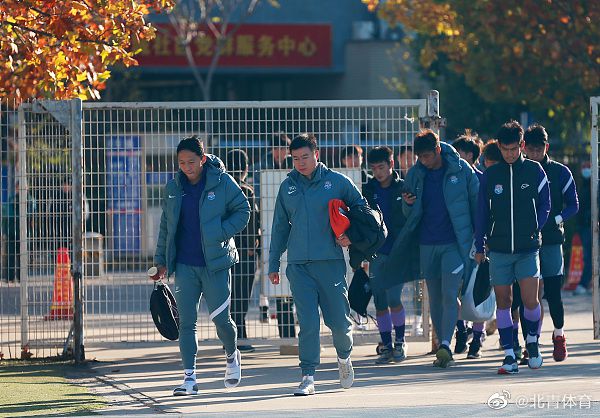 尤文本赛季提拔了不少年轻球员进入一线队，阿莱格里首先表示：“我决定带伊尔迪兹和怀森参加今夏热身赛，因为每年都有非常优秀的年轻球员，而尤文的目标是把尽可能多的年轻球员带到一线队。